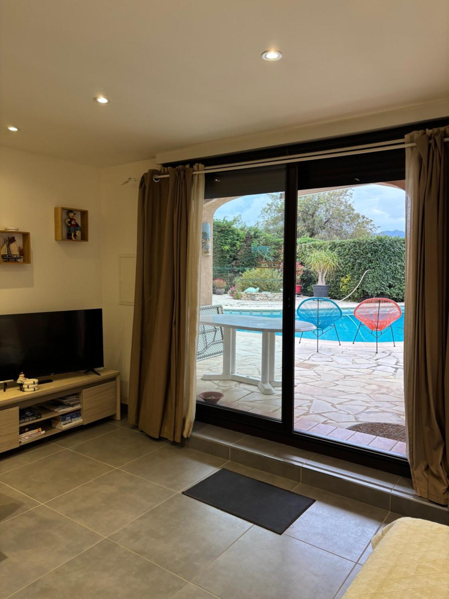 2 Pieces Rdc Piscine *